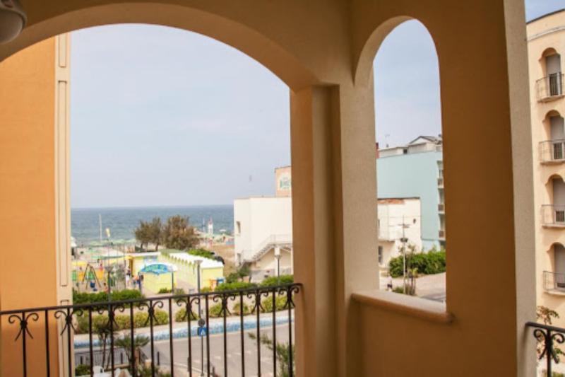 Hotel Merano Misano Adriatico Exteriör bild